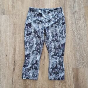 Patagonia worn wear black gray Centred women's stretch cropped leggings, size M